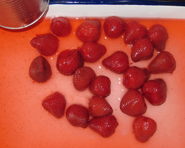 Straw Berry in Tin packing